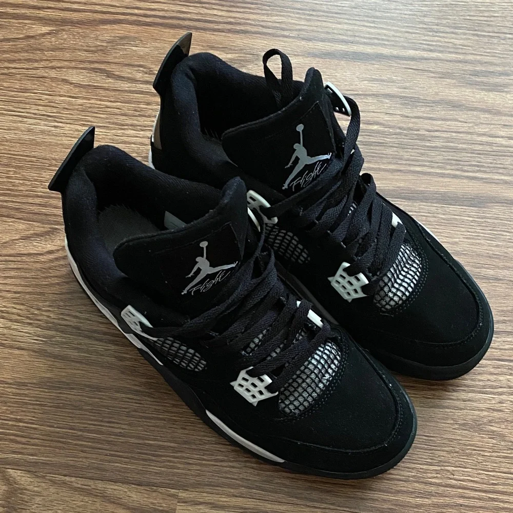 Jordan Men's Black and White Basketball Sneakers Retro Thunder Z. 10